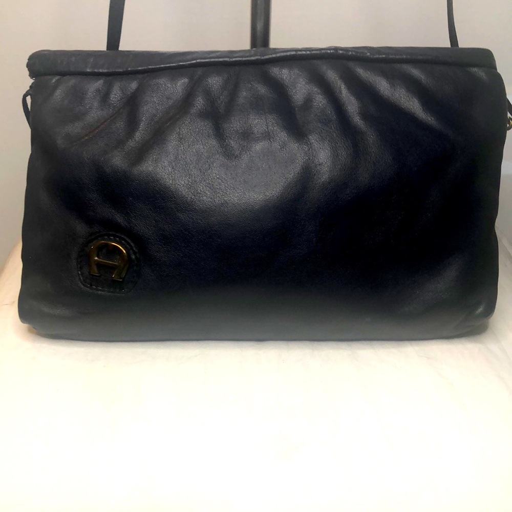 ETIENNE AIGNER VINTAGE  navy blue genuine leather handbag with thin straps.